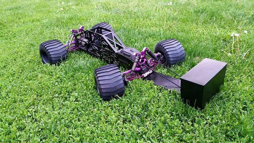 EVUL 2015 world-record puller on grass with sled box